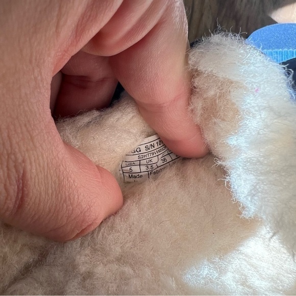 Ugg Fur Slippers - Picture 11 of 11